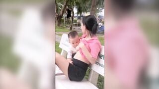 Quay lén em gái vạch vú cho con bú ngay ngoài công viên