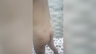 Đang tắm thì nứng tui liền sục