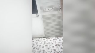 Đang tắm thì nứng tui liền sục