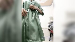 Eira 2004 móc lồn thủ dâm xong bôi lên đầu khách gội đầu