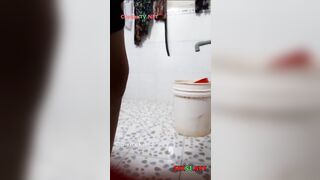 Quay lén Cô trẻ đi tắm, cô còn thản nhiên móc lồn ko bt bị quay