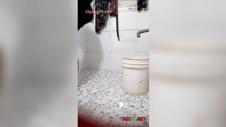 Quay lén Cô trẻ đi tắm, cô còn thản nhiên móc lồn ko bt bị quay