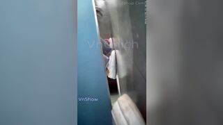 Quay lén gái xinh đi wc