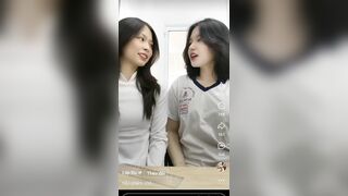 Học sinh cấp 3 bóp vú nhau
