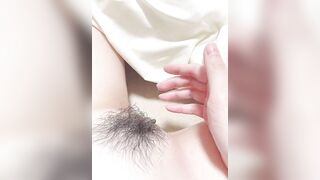 Nhỏ bạn thân mới lớn nên lông còn lưa thưa>⁠.⁠<