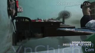 Đặt camera quay lén bé hàng xóm bắt gặp em quay clip xoa vú gửi người yêu