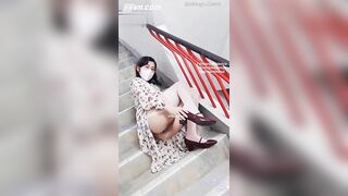 7.85Gái mặc váy hoa banh hàng khoe lồn ở cầu thang đi bộ vì quá nứng
