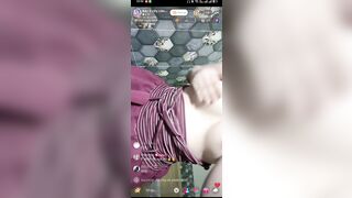 Em Nhi Trả Kèo Show Vú Siêu Hồng Trực Tiếp Trên Tik Tok
