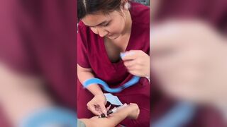 Quay lén cặp vú  em y tá lấy máu cực đã mắt