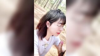 Cho ladyboy đan milk bú cu trong rừng