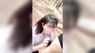 Cho ladyboy đan milk bú cu trong rừng