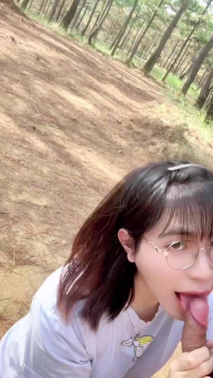 Cho ladyboy đan milk bú cu trong rừng