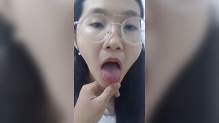 Em học sinh loli đeo kính cận bú cặc dâm đãng