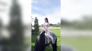 Cô gái khoe lồn nơi công cộng 7
