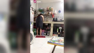 Em sinh viên mời về phòng ăn cơm rồi ăn cả em