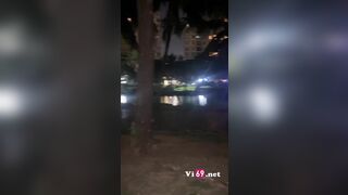 Giữa công viên mà em cởi quần bú mút như chỗ không người
