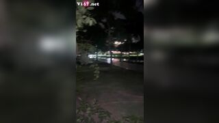 Giữa công viên mà em cởi quần bú mút như chỗ không người
