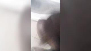 Sục cu trong nhà vệ sinh 2