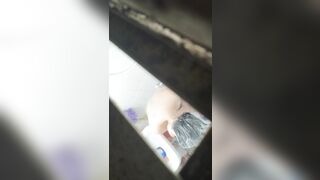 Quay lén bạn của em gái đi tắm