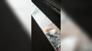 Quay lén bạn của em gái đi tắm