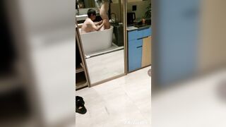 Vừa tắm vừa được e zai bú lồn thì còn gì sướng hon