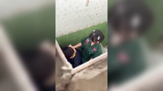 Học sinh lớp nào đây sao lại ditnhau trong wc của trường thế này
