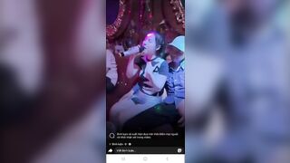 Hát dạo karaoke Fb live, E Gái lộ clip Bị hấp diêm trong quán hát