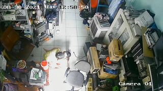 Hack cam cặp vợ chồng đị nhau giữa quán
