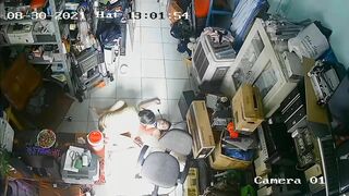 Hack cam cặp vợ chồng đị nhau giữa quán