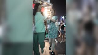 Quay lén dưới váy nơi công cộng