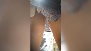 Quay lén dưới váy nơi công cộng