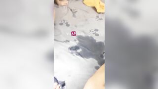 Em bảo đổi tư thế mà rút ra nước bắn xối xả