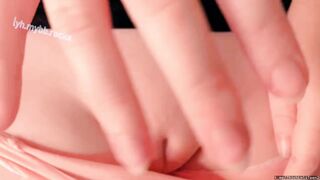 Bé loli lồn không lông bị bắn tinh ngập lồn p2
