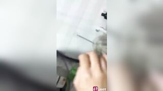 Bất ngờ đẩy cửa vào tắm chung với con bạn thân ai ngờ nó đồng ý còn cho sờ vú hài vkl