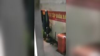 Vô đạo đức - thanh niên Bee làm trò đồi bại với chị ăn xin đầu óc không bình thường