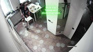 Hack camera Vợ chồng trốn con ra phòng bếp địt nhau cực nứng