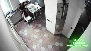 Hack camera Vợ chồng trốn con ra phòng bếp địt nhau cực nứng