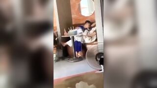 2 em học sinh mò cua bắt ốc ngay quán ts