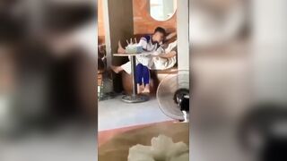 2 em học sinh mò cua bắt ốc ngay quán ts