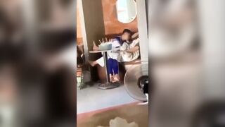 2 em học sinh mò cua bắt ốc ngay quán ts