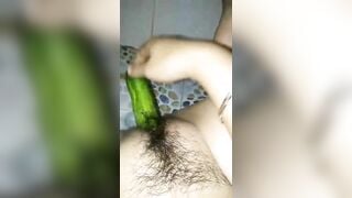 Vừa Thủ Dâm Trong Nhà Tắm Vừa Nói Chuyện Với Người Nhà Phần 1