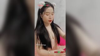 Lén bóp vú, Sờ lồn con bạn đang Trang điểm r đè ra chịch sướng vl