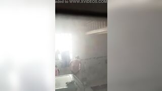 Qay lén chị gái