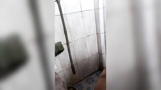 Đặt cam quay lén em gái tắm lồn kk lông