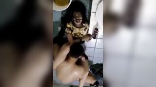 Yêu râu xanh lôi em hàng xóm vừa đi học về vào nhà vệ sinh địt quá súc vật