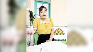 Cô giáo mầm non vừa dạy trẻ vừa vào toilet som lồn