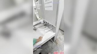 Genz đụ public ngay trong toilet rạp phim . Đã địt lén còn rên rỉ khẩu dâm om sòm
