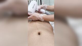 Đang triệt lông tự dưng em nhân viên sóc mấy cái làm bắn tinh ồ ạt ngại đéo chịu đc