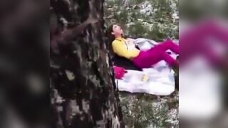 Phát hiện em gái nứng lồn thủ dâm trong rừng chạy theo gạ địt mà không được