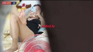 Thằng con khốn nạn quay lén mẹ vợ trong phòng ngủ không mặc quần lót lồn ngon vkl